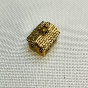 VINTAGE 14K YELLOW GOLD HOUSE CHURCH CHARM PENDANT